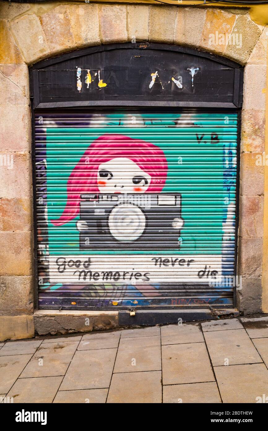 Porte à roulettes peinte avec étiquette "Good Memories Never Die" à Barcelone, Espagne. Banque D'Images