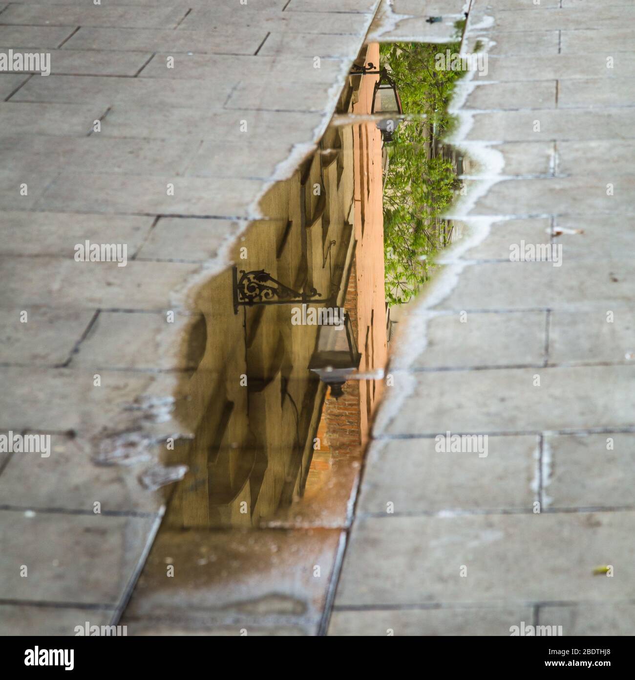 Réflexion dans l'eau flaque des bâtiments à Barcelone, Espagne. Banque D'Images
