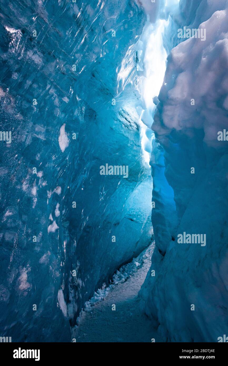 Entrée du tunnel dans une grotte de glace de glacier, Islande Banque D'Images