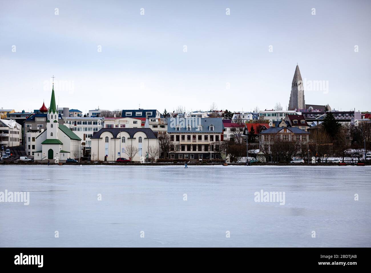 Le lac Tjornin a été gelé en hiver à Reykjavik, en Islande Banque D'Images