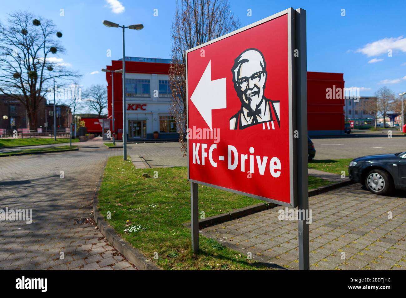 HANOVRE / ALLEMAGNE - 7 AVRIL 2020 : logo Kentucky Fried Chicken sur une succursale KFC à Hanovre, en Allemagne. Banque D'Images