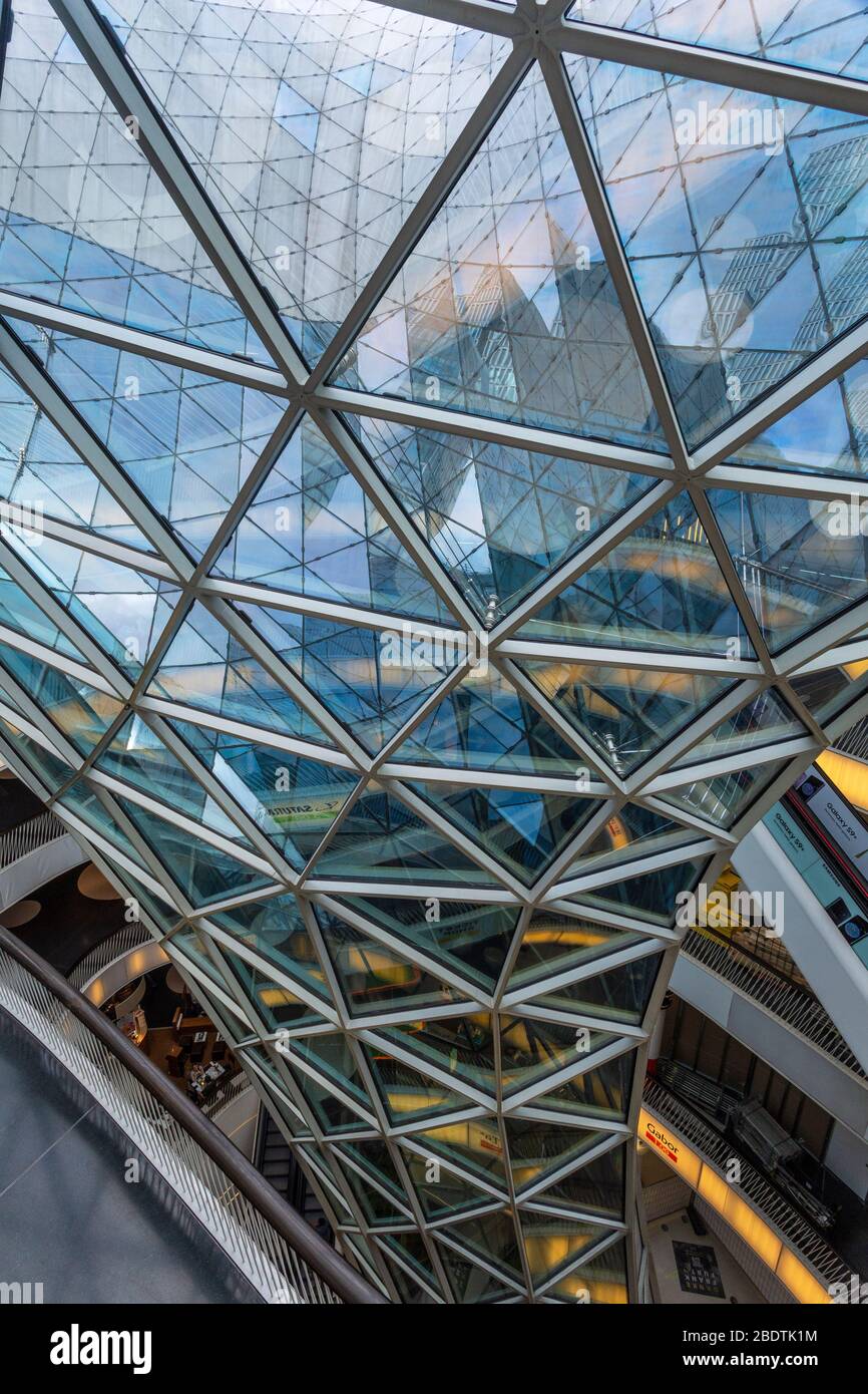 Centre commercial unique en verre et acier conçu MyZeil au coeur du centre-ville de Francfort Banque D'Images