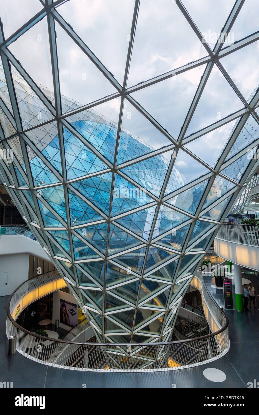 Centre commercial unique en verre et acier conçu MyZeil au coeur du centre-ville de Francfort Banque D'Images