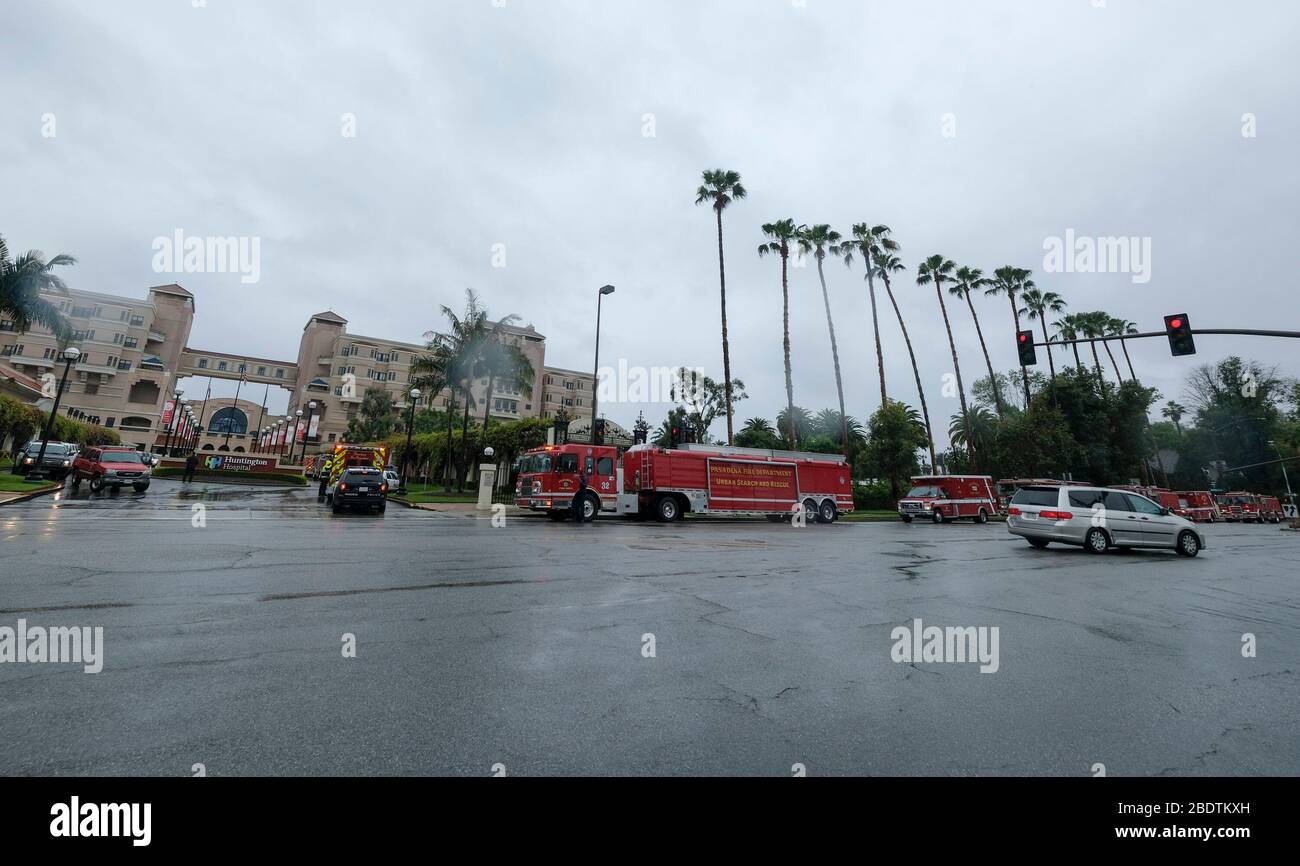 Los Angeles, Californie, États-Unis. 9 avril 2020. Le personnel de la police et du service d'incendie de Pasadena est à la tête de l'hôpital Huntington avec des feux de détresse et des sirènes activés pour remercier les professionnels de la santé dans la salle d'urgence et dans tout l'hôpital de Pasadena, Californie, le jeudi 9 avril 2020. Crédit: Ringo Chiu/ZUMA Wire/Alay Live News Banque D'Images