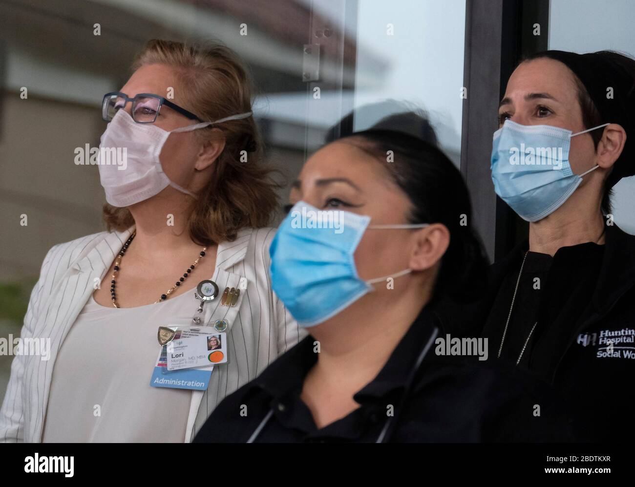 Los Angeles, Californie, États-Unis. 9 avril 2020. Les professionnels de la santé saluent comme le personnel de la police et du service d'incendie de Pasadena qui se trouve devant l'hôpital Huntington avec des feux de détresse et des sirènes activés pour remercier les professionnels de la santé dans la salle d'urgence et dans tout l'hôpital de Pasadena, en Californie, le jeudi 9 avril 2020. Crédit: Ringo Chiu/ZUMA Wire/Alay Live News Banque D'Images