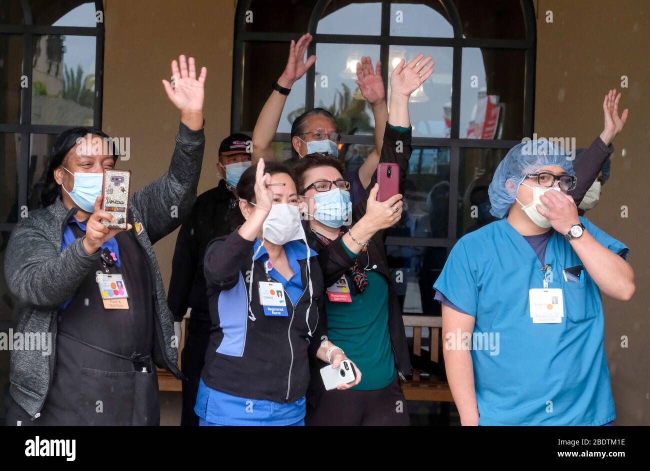 Los Angeles, Californie, États-Unis. 9 avril 2020. Les professionnels de la santé saluent comme le personnel de la police et du service d'incendie de Pasadena qui se trouve devant l'hôpital Huntington avec des feux de détresse et des sirènes activés pour remercier les professionnels de la santé dans la salle d'urgence et dans tout l'hôpital de Pasadena, en Californie, le jeudi 9 avril 2020. Crédit: Ringo Chiu/ZUMA Wire/Alay Live News Banque D'Images
