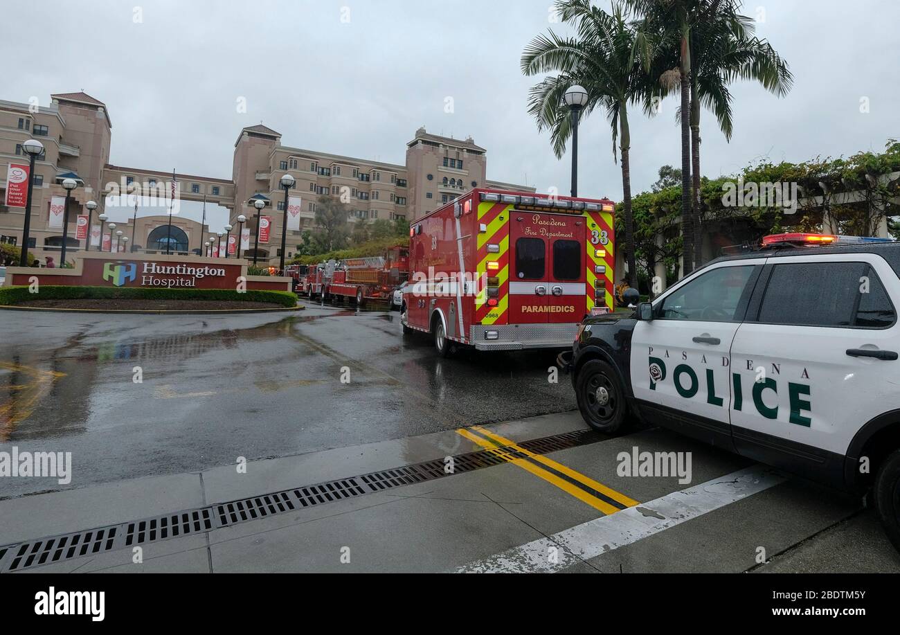 Los Angeles, Californie, États-Unis. 9 avril 2020. Le personnel de la police et du service d'incendie de Pasadena est à la tête de l'hôpital Huntington avec des feux de détresse et des sirènes activés pour remercier les professionnels de la santé dans la salle d'urgence et dans tout l'hôpital de Pasadena, Californie, le jeudi 9 avril 2020. Crédit: Ringo Chiu/ZUMA Wire/Alay Live News Banque D'Images