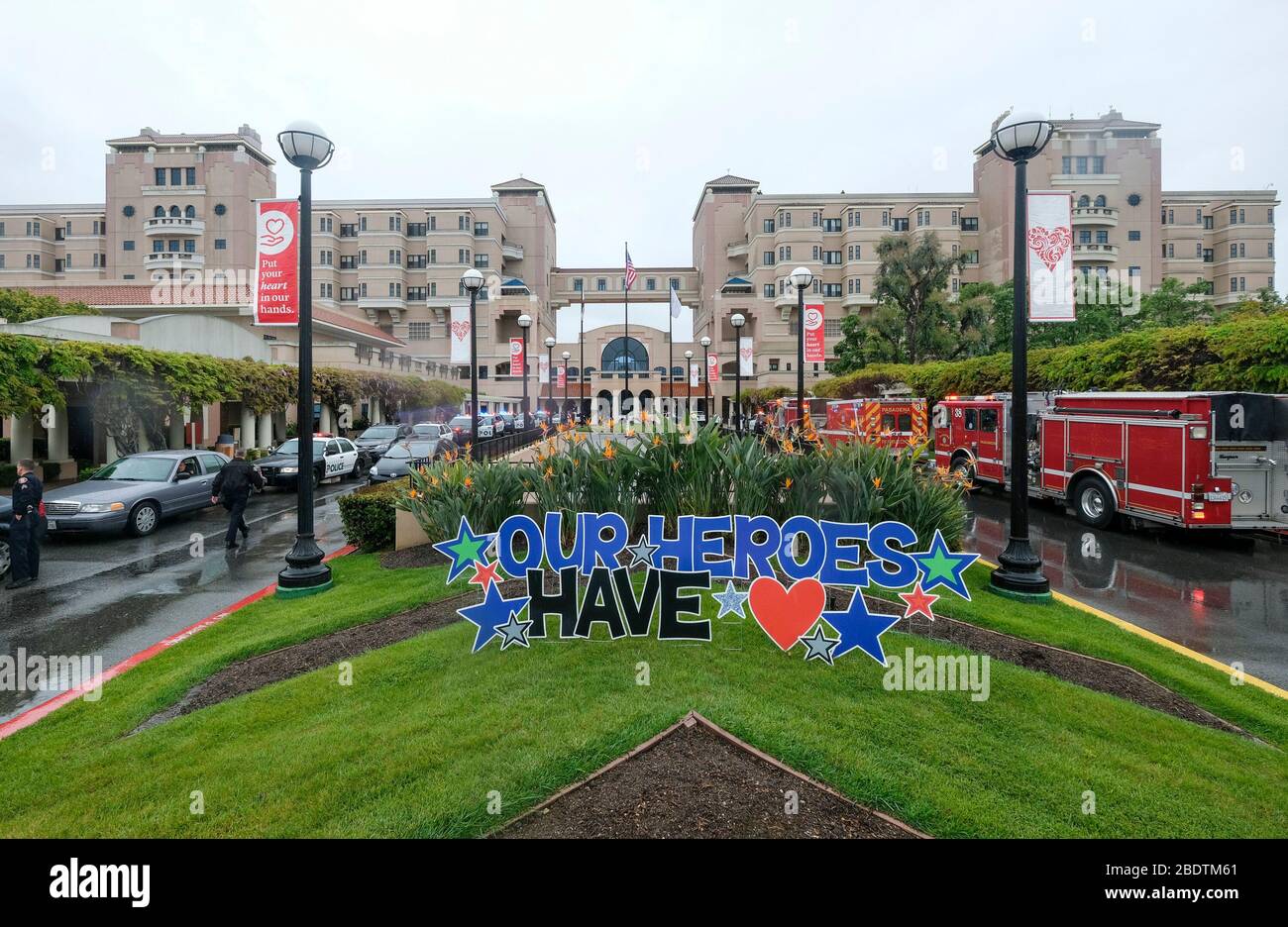Los Angeles, Californie, États-Unis. 9 avril 2020. Le personnel de la police et du service d'incendie de Pasadena est à la tête de l'hôpital Huntington avec des feux de détresse et des sirènes activés pour remercier les professionnels de la santé dans la salle d'urgence et dans tout l'hôpital de Pasadena, Californie, le jeudi 9 avril 2020. Crédit: Ringo Chiu/ZUMA Wire/Alay Live News Banque D'Images