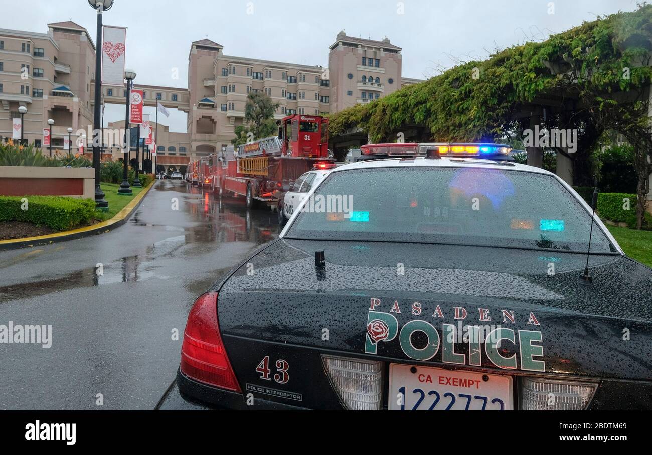 Los Angeles, Californie, États-Unis. 9 avril 2020. Le personnel de la police et du service d'incendie de Pasadena est à la tête de l'hôpital Huntington avec des feux de détresse et des sirènes activés pour remercier les professionnels de la santé dans la salle d'urgence et dans tout l'hôpital de Pasadena, Californie, le jeudi 9 avril 2020. Crédit: Ringo Chiu/ZUMA Wire/Alay Live News Banque D'Images