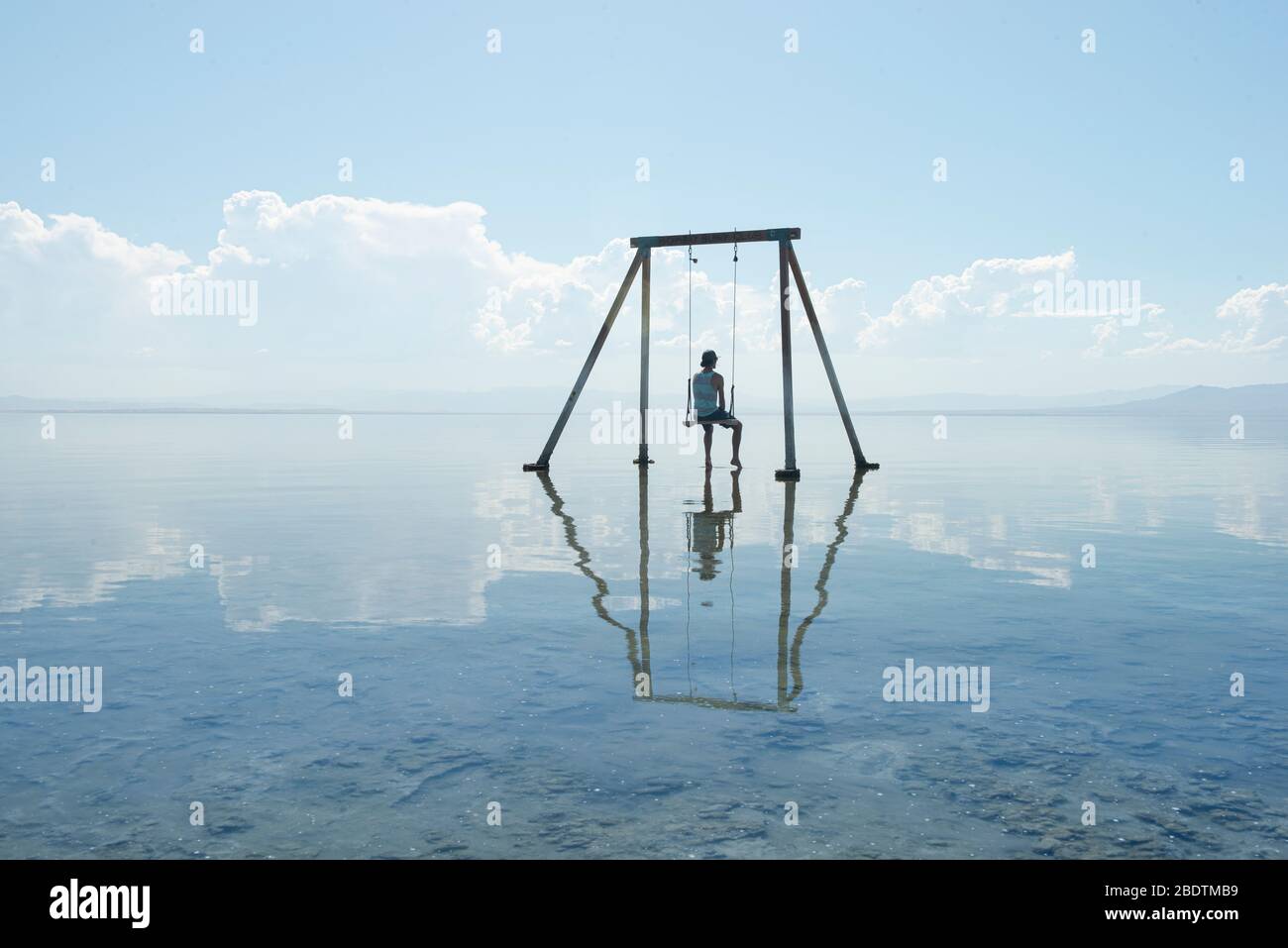 Autoportrait sur balançoire dans réflexion sur Salton Sea Californie Banque D'Images