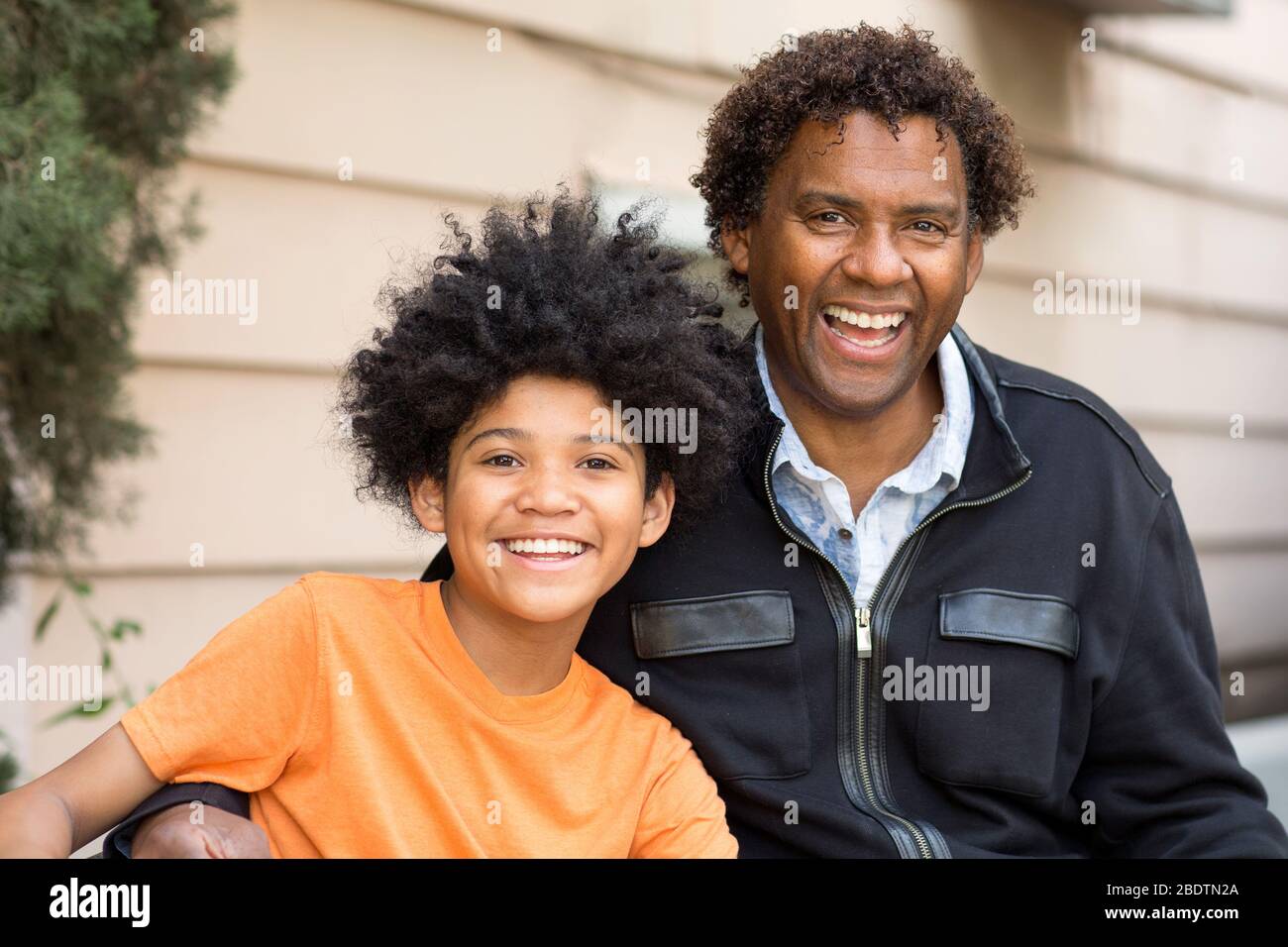 African American father hugging son fils et sourit. Banque D'Images