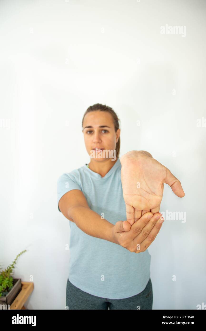 Femme faisant des exercices à la maison pendant la quarantaine. Banque D'Images