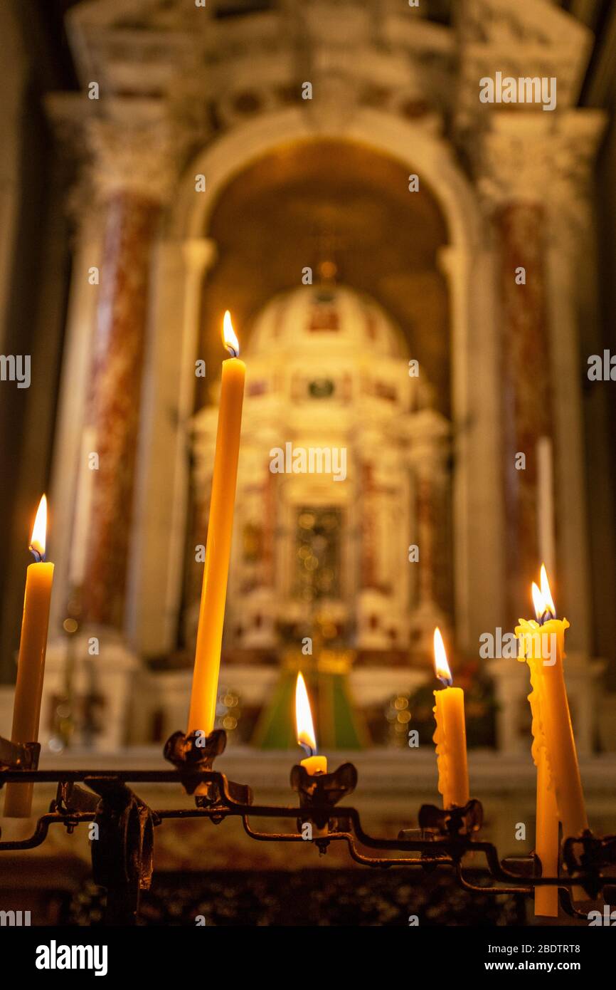 Des bougies votives devant un autel à l'intérieur de l'église de San Rocco à Venise Banque D'Images