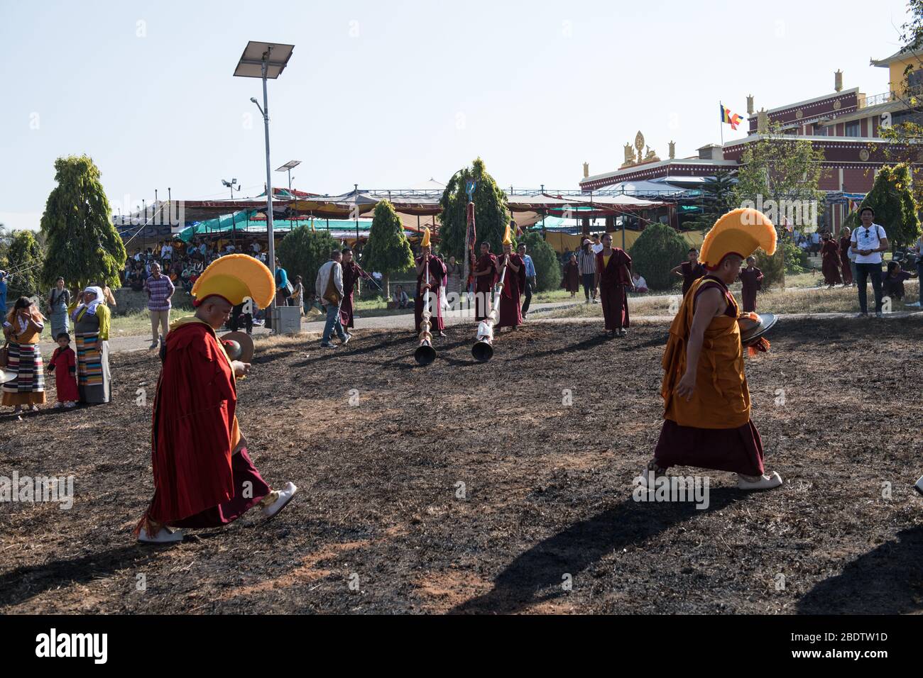 Cornes tibétaines et Chapeaux jaunes de Gelupa pendant la danse Cham, jouées pendant le Losar (nouvel an tibétain) dans la colonie tibétaine de Gurupura, Karnataka, Inde. Banque D'Images