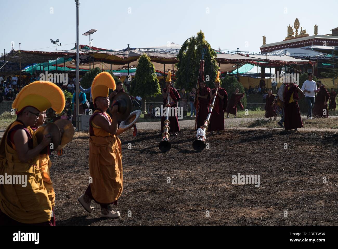 Cornes tibétaines et Chapeaux jaunes de Gelupa pendant la danse Cham, jouées pendant le Losar (nouvel an tibétain) dans la colonie tibétaine de Gurupura, Karnataka, Inde. Banque D'Images