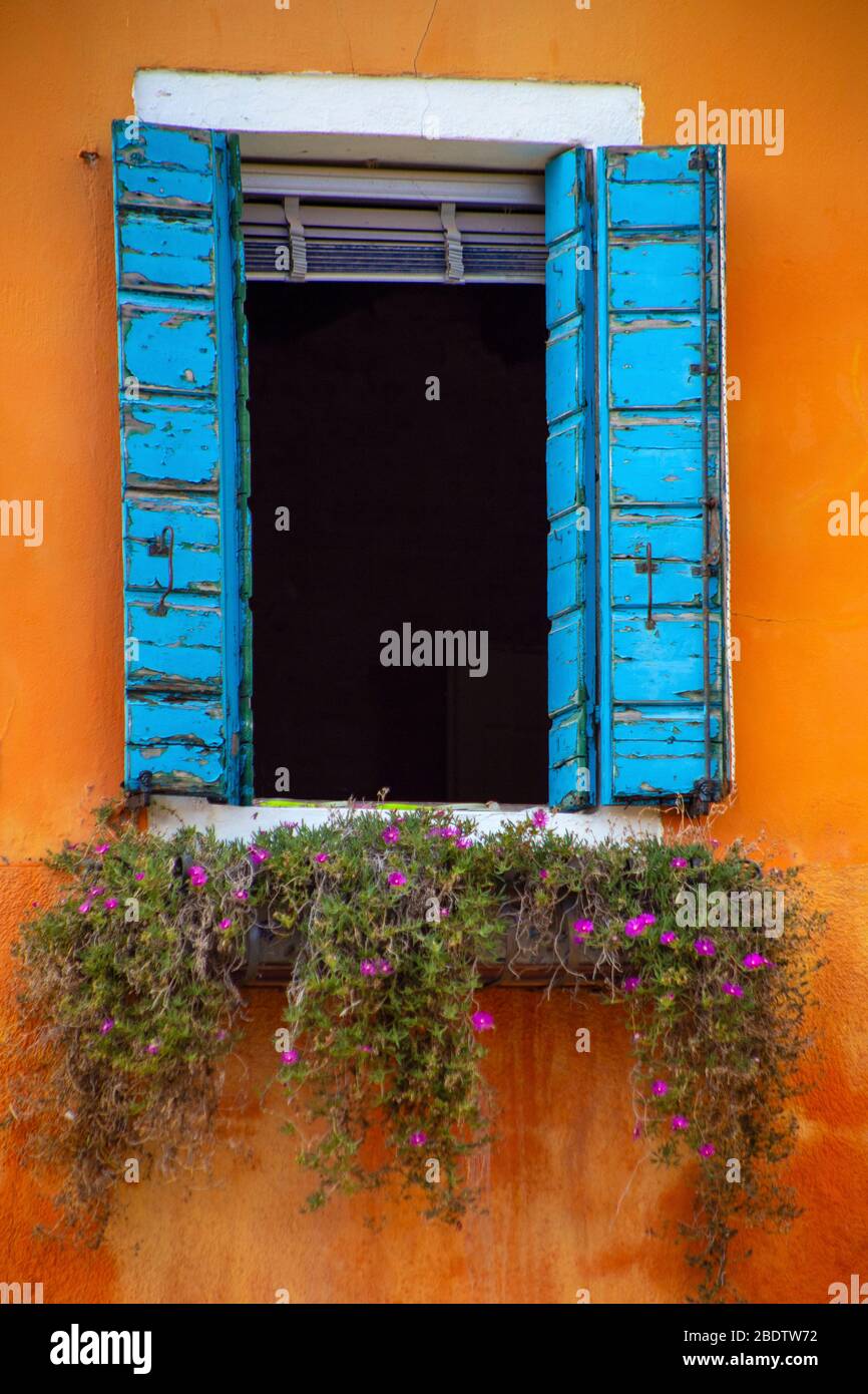 Fenêtre colorée sur l'île de pêche de Burano Banque D'Images