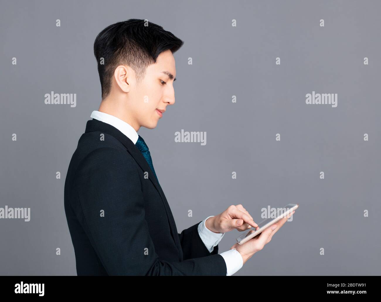 jeune homme d'affaires utilisant la tablette numérique Banque D'Images