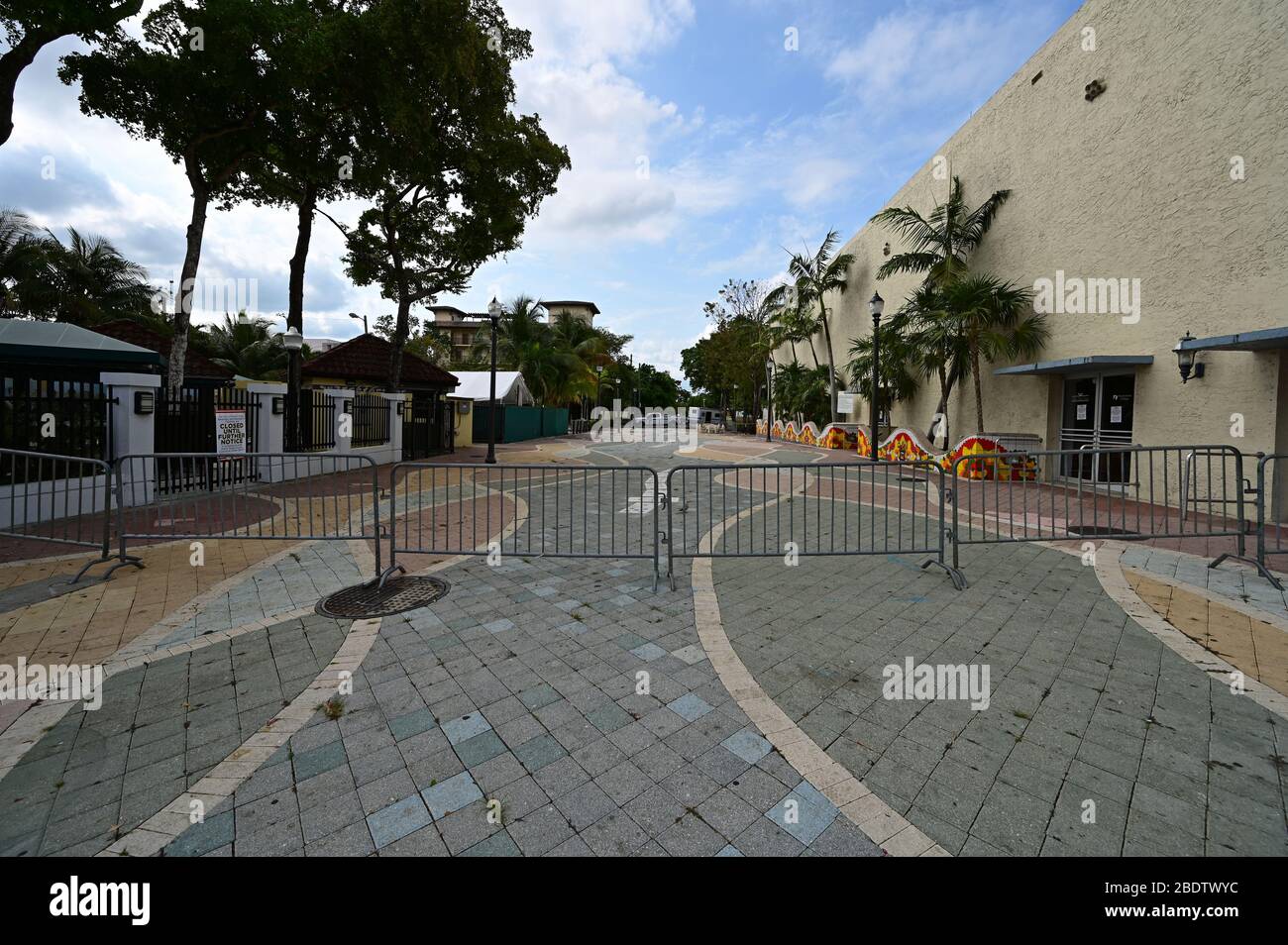 Miami, Floride - 5 avril 2020 - Calle Ocho - eigth Street - sans personne sous le covid-19 hôtel, bar et restaurant fermeture et séjour à la maison. Banque D'Images