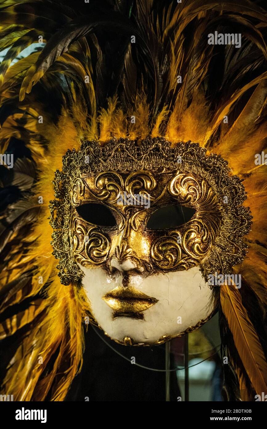 Masque de carnaval vénitien traditionnel dans une vitrine de magasins Banque D'Images