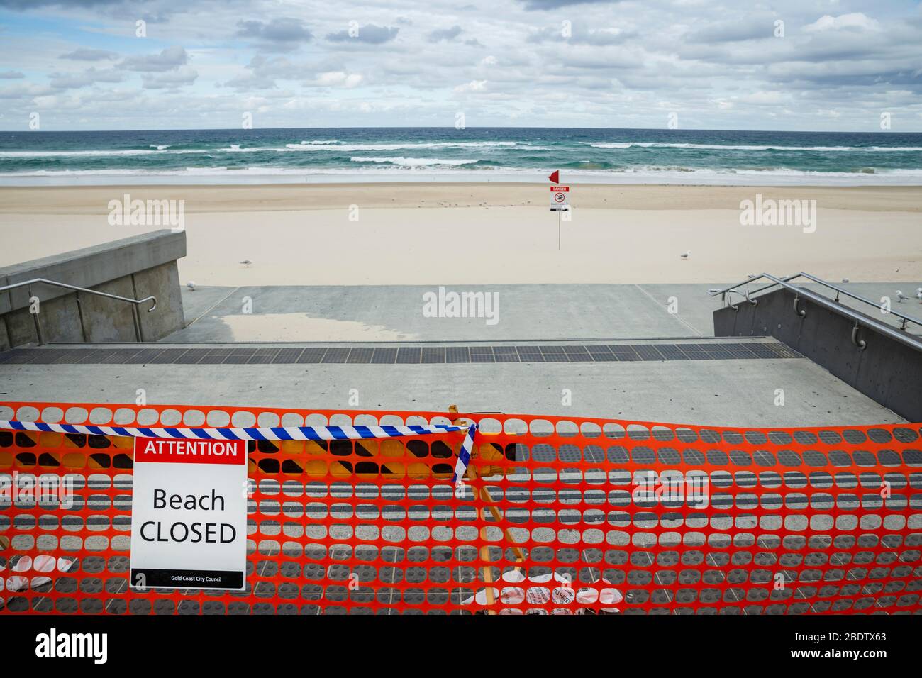 Surfers Paradise Beach fermé, virus covid-19, plage fermée ou concept d'arrêt au milieu des craintes de coronavirus. 2019-ncov forcer le gouvernement du Queensland à verrouiller la plage emblématique pour empêcher la propagation du virus, Banque D'Images