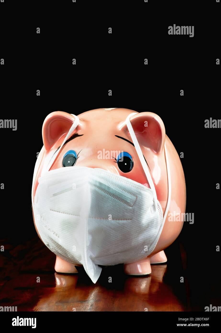 La banque de porc porte un masque facial N 95 pour la protection de COVID-19 avec de la place pour votre type. Banque D'Images