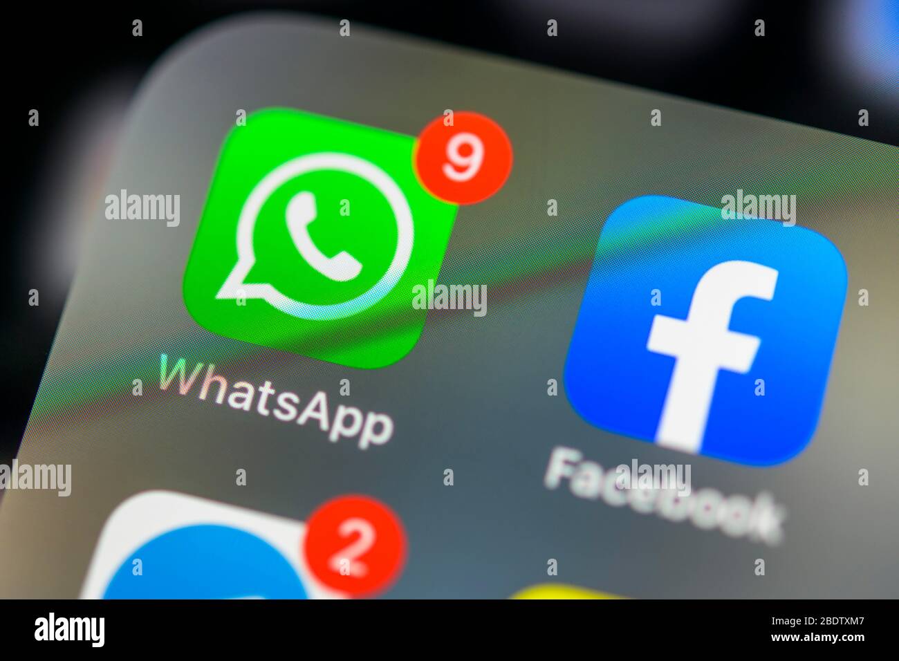 WhatsApp et Facebook App, service de messagerie, icône d'application, affichage sur l'affichage du téléphone mobile, smartphone, détails, format complet Banque D'Images