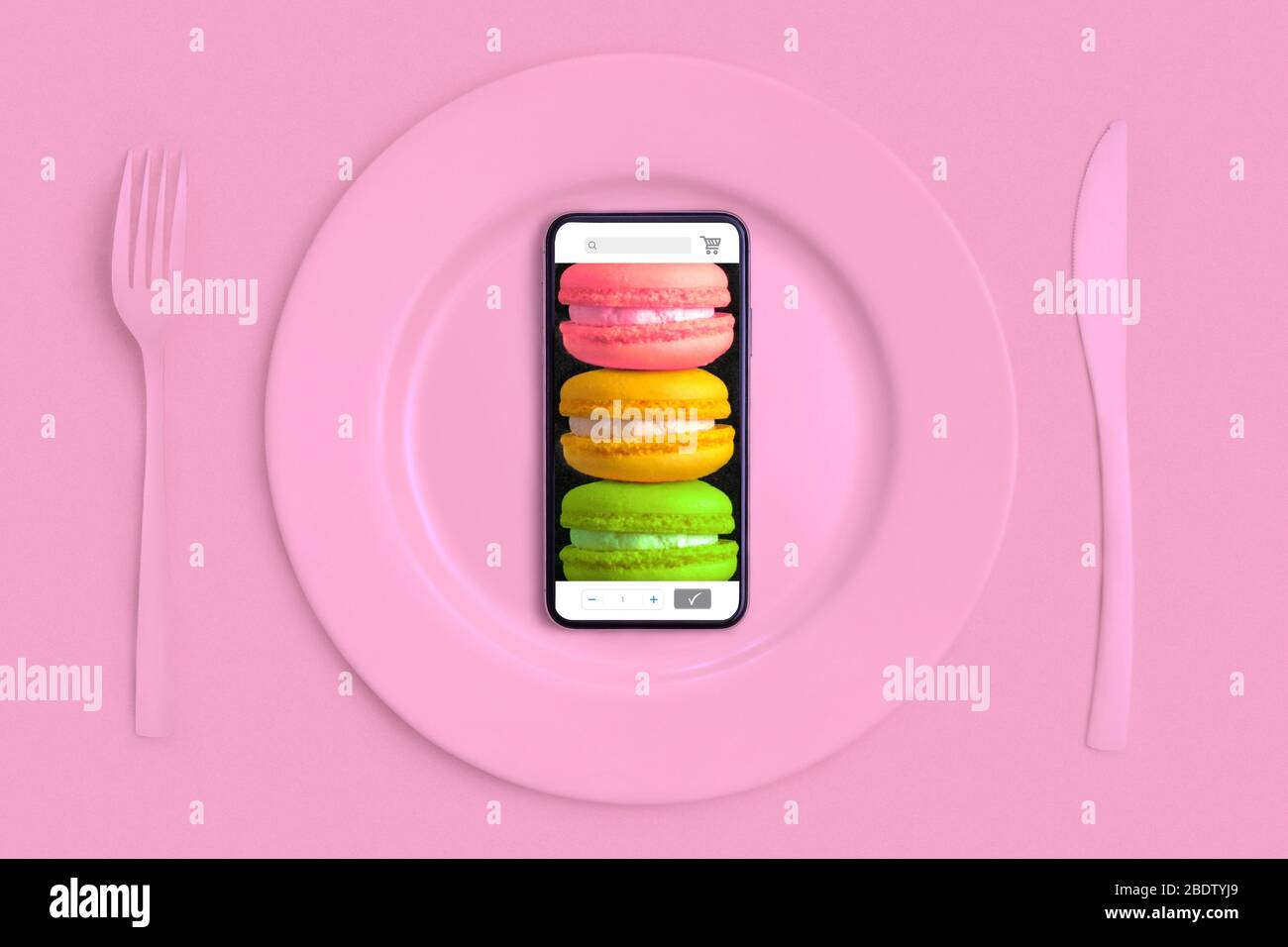 Livraison de nourriture à la maison acheter par Internet. Appelez-les et ils vous ramèneront la nourriture à la maison. Smartphone avec macarons dans une boutique en ligne sur l'écran allongé sur Banque D'Images