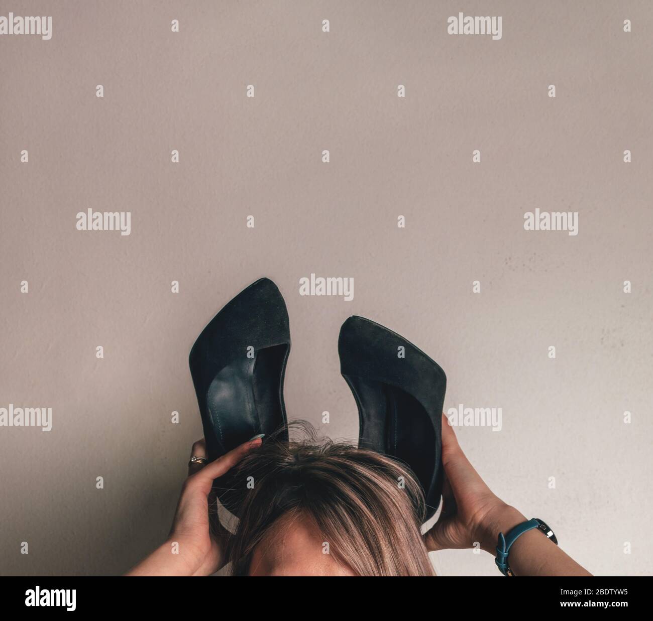 Chaussures sur la tête de la blonde Banque D'Images