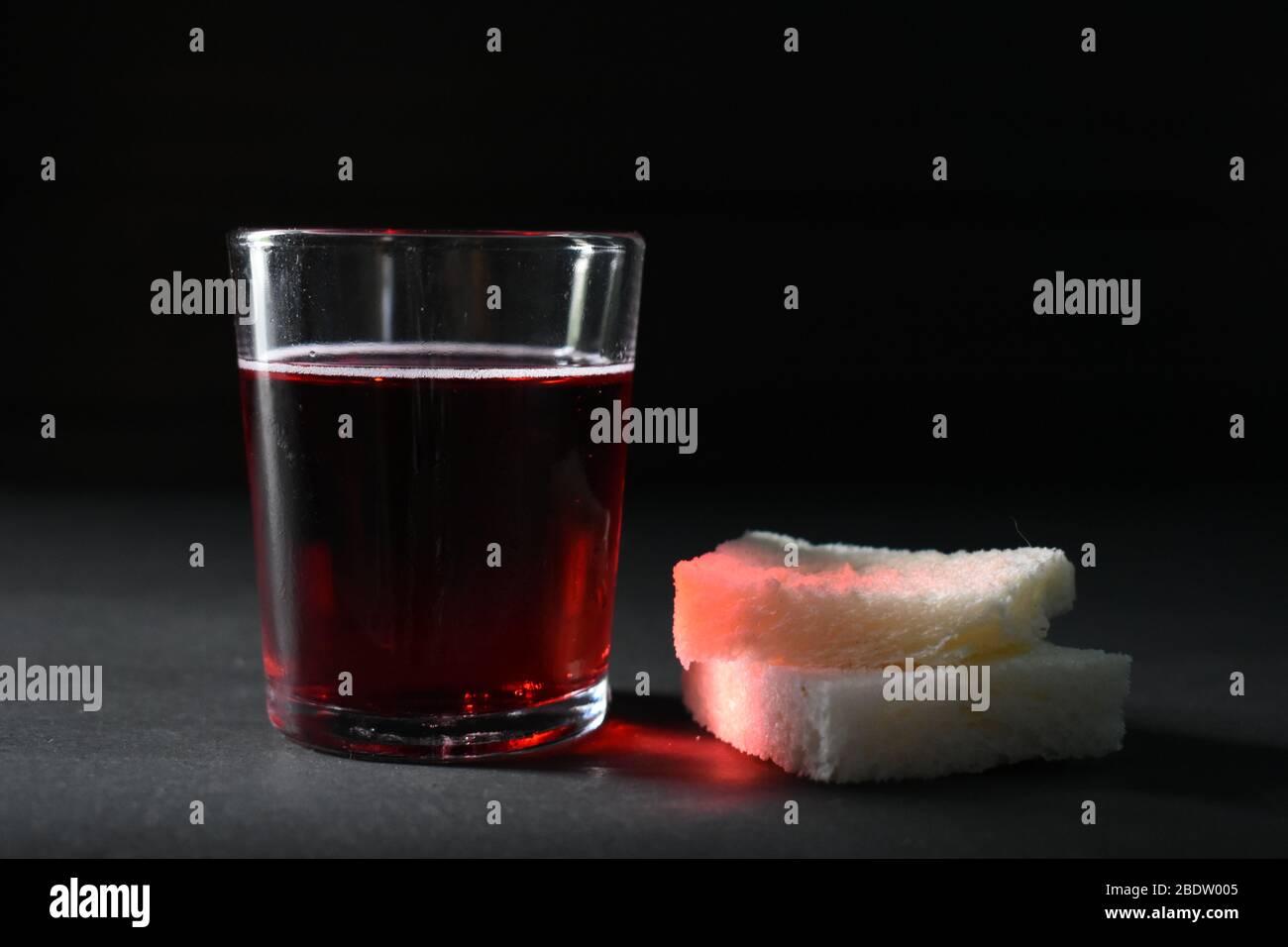 Sainte communion à la maison pendant l'éclosion de coronavirus. Surakarta, Indonésie. Banque D'Images