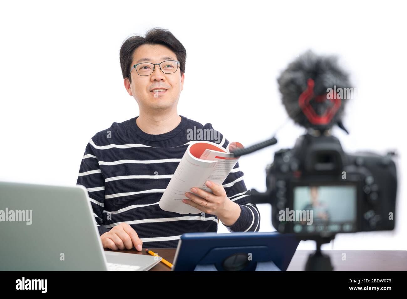 Concept d'apprentissage en ligne. Un professeur asiatique d'âge moyen se préparant à apprendre en ligne. Banque D'Images