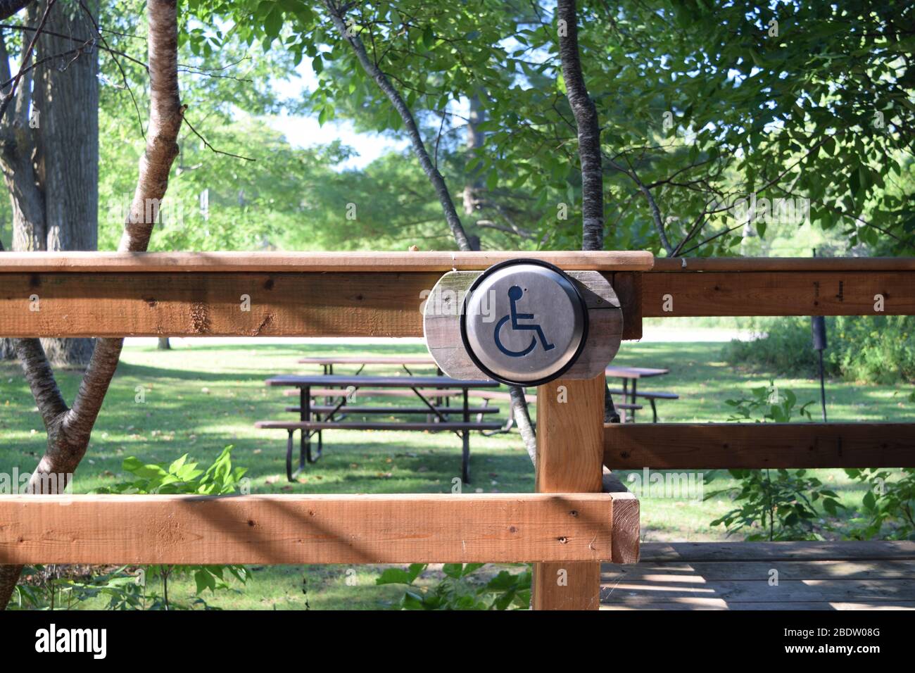 Bouton handicapés pour déclencher l'ouverture automatique. Hébergement en parc pour personnes handicapées. Lieu naturel accessible aux personnes à mobilité réduite. Banque D'Images