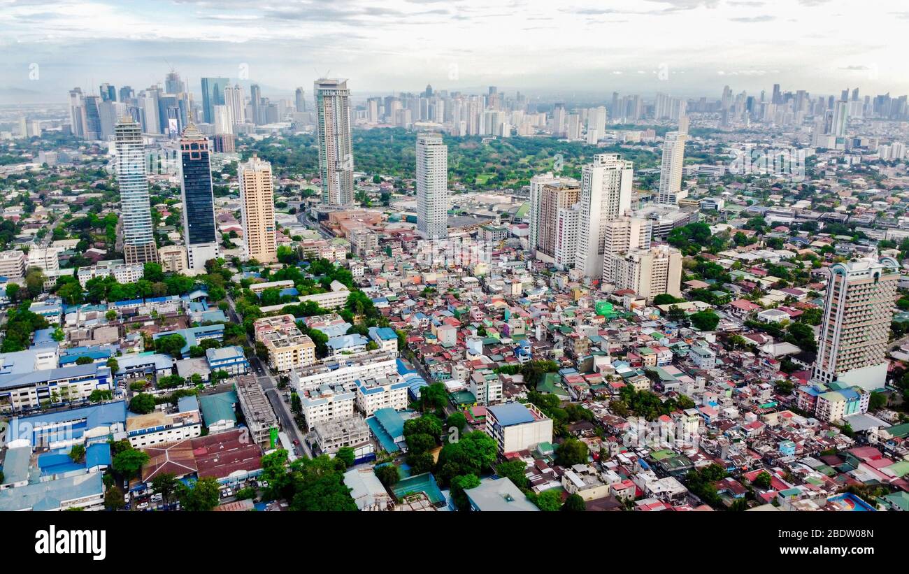 Quezon, Philippines. 9 avril 2020. (NOTE DES ÉDITEURS: Image prise par un drone) vue aérienne de Quezon City sur Maundy jeudi. En commémoration de la dernière Cène de Jésus avec ses disciples, les gens célèbrent Maundy jeudi ou Saint jeudi chez eux, au milieu de la crise de la pandémie de COVID-19. (Photo de Herman Lumanog/Pacific Press) crédit: Agence de presse du Pacifique/Alay Live News Banque D'Images