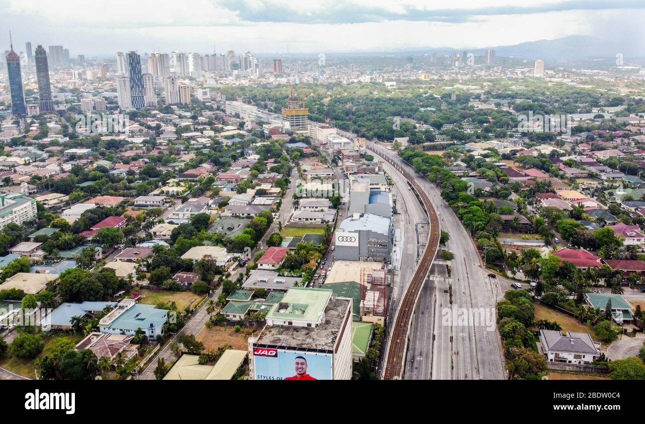 Quezon, Philippines. 9 avril 2020. (NOTE DES ÉDITEURS: Image prise par un drone) vue aérienne de presque vide chemin du ciel à Quezon City sur Maundy jeudi. En commémoration de la dernière Cène de Jésus avec ses disciples, les gens célèbrent Maundy jeudi ou Saint jeudi chez eux, au milieu de la crise de la pandémie de COVID-19. (Photo de Herman Lumanog/Pacific Press) crédit: Agence de presse du Pacifique/Alay Live News Banque D'Images