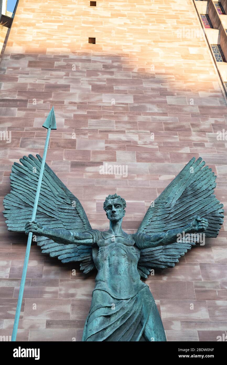 La victoire de St Michael sur la sculpture en bronze du diable sur la cathédrale de Coventry. Coventry, West Midlands, Angleterre Banque D'Images