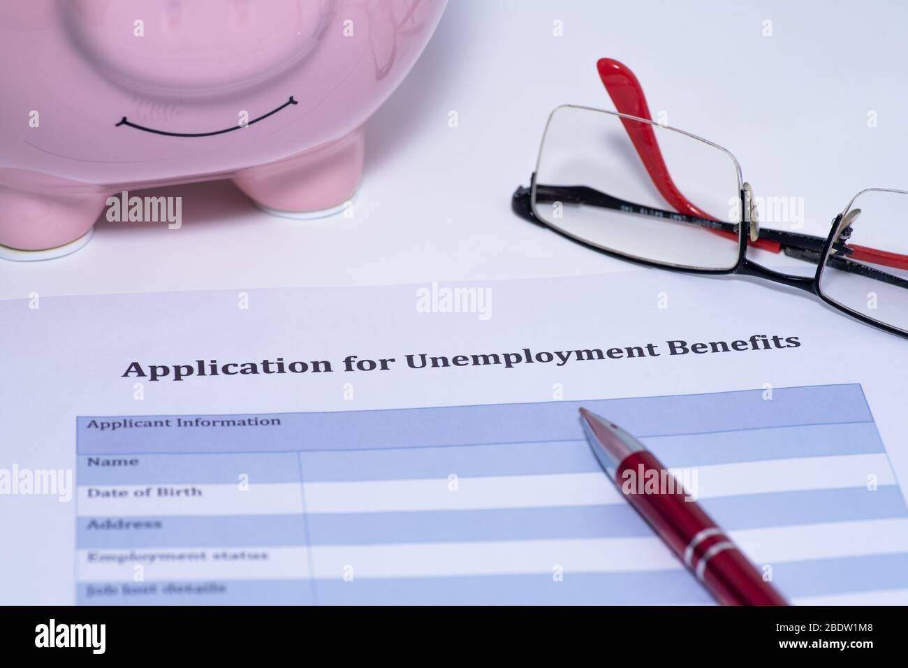 Remplir un formulaire de demande de prestations de chômage en ligne. Formulaire de demande de photos de stock, prestations de chômage, UNE main d'aide, adulte, adultes Banque D'Images