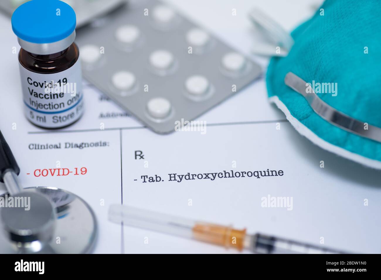Médecin prescrivant de l'hydroxychloroquine pour le traitement du nouveau coronavirus covid-19 Banque D'Images