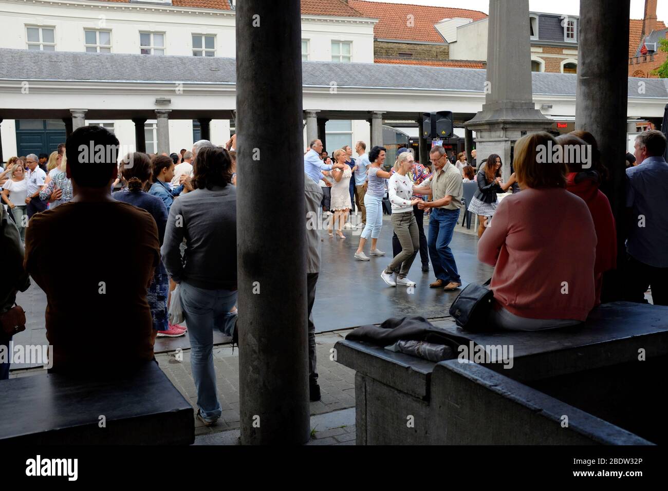 Les habitants et les touristes dansent sur le marché aux poissons Vismarkt.Bruges.Flandre Occidentale.Bruges Banque D'Images