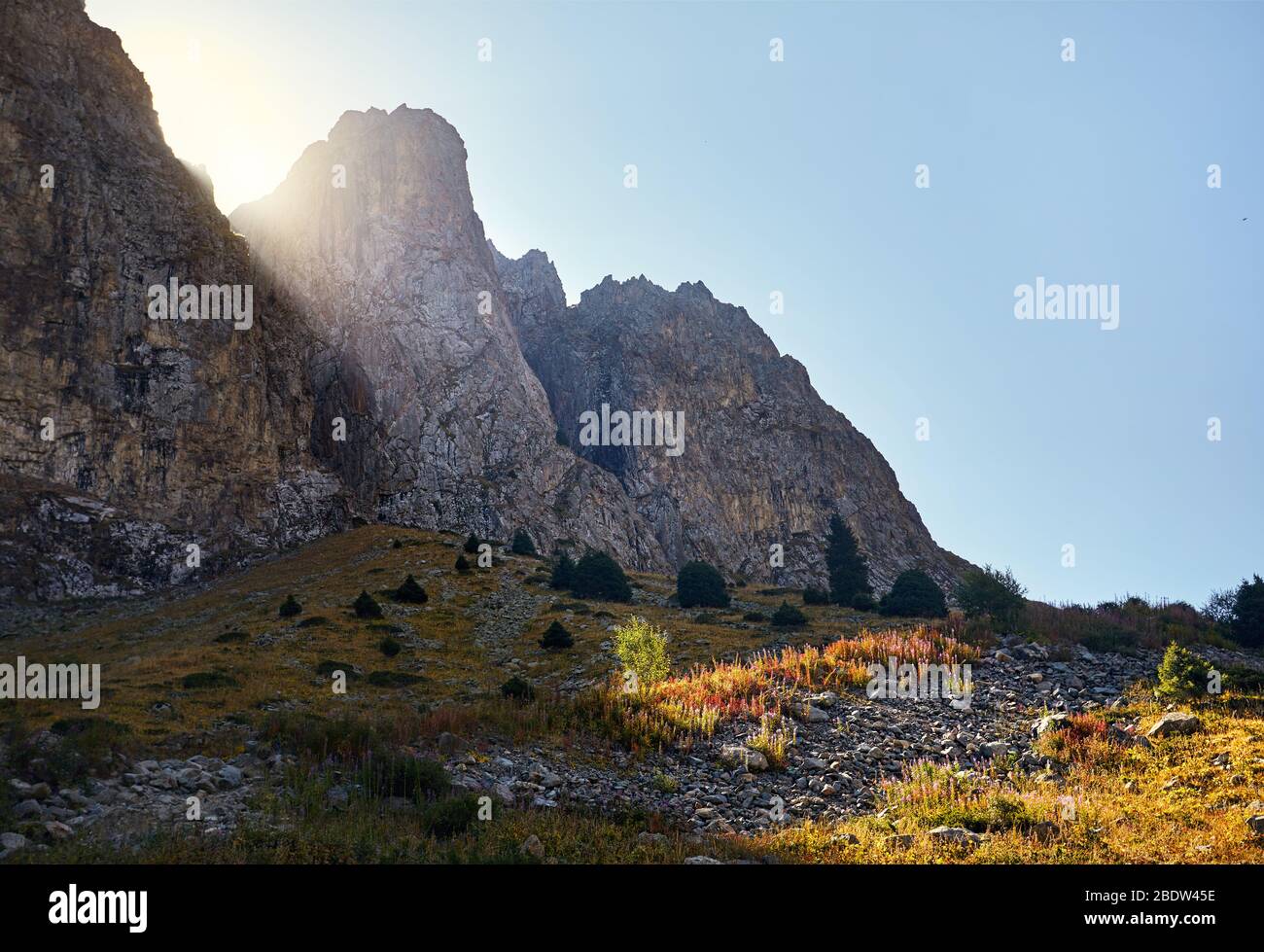 Paysage de montagnes au fond de ciel coucher de soleil au Kazakhstan Banque D'Images