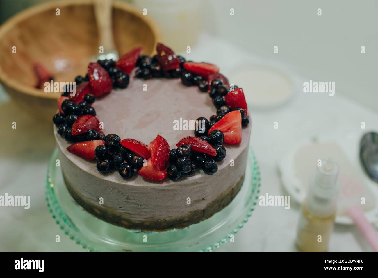gâteaux de fraises maison crus aux baies fraîches Banque D'Images