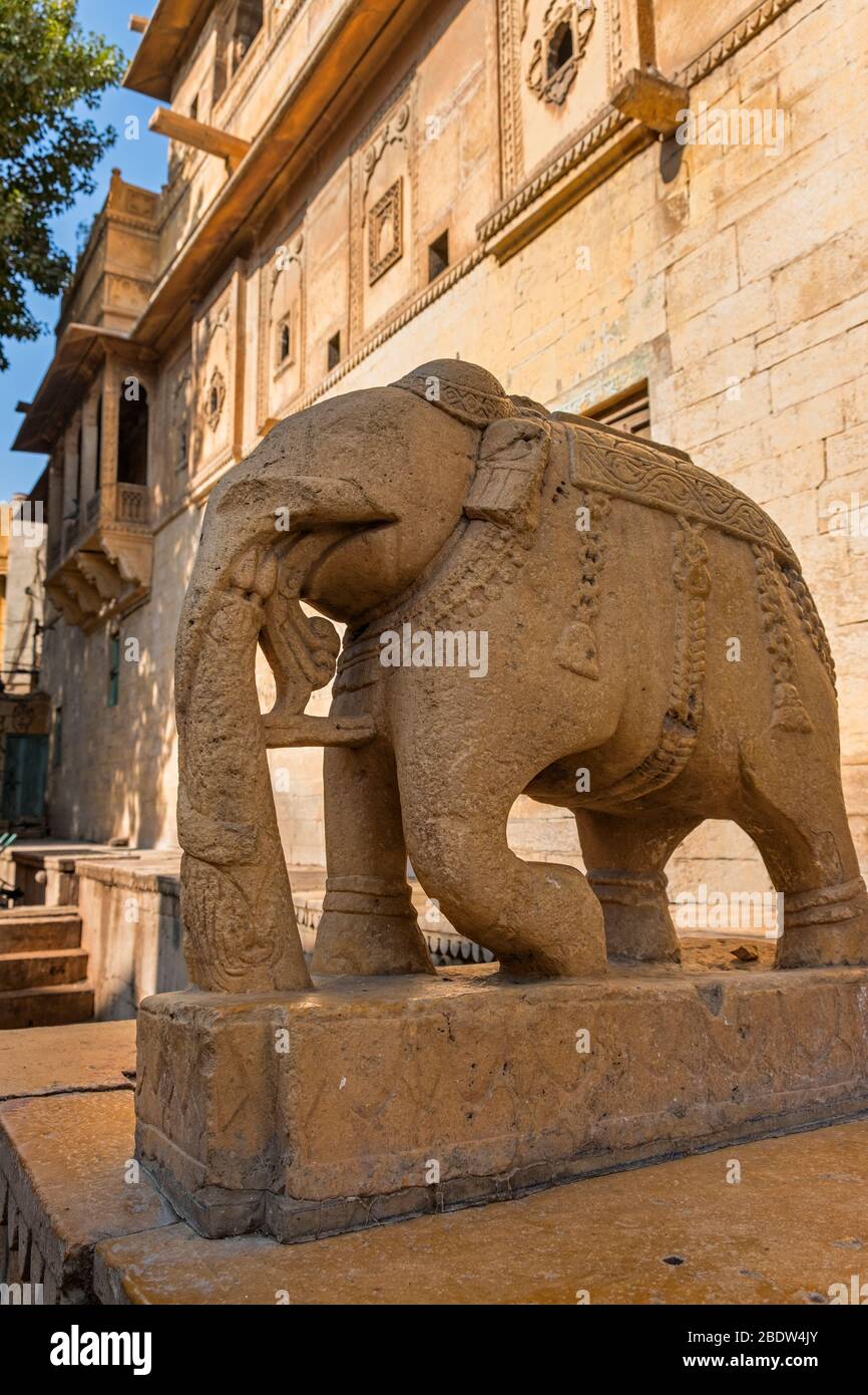 Éléphant de pierre à l'extérieur de Salim Singh Haveli Jaisalmer Rajasthan Inde Banque D'Images