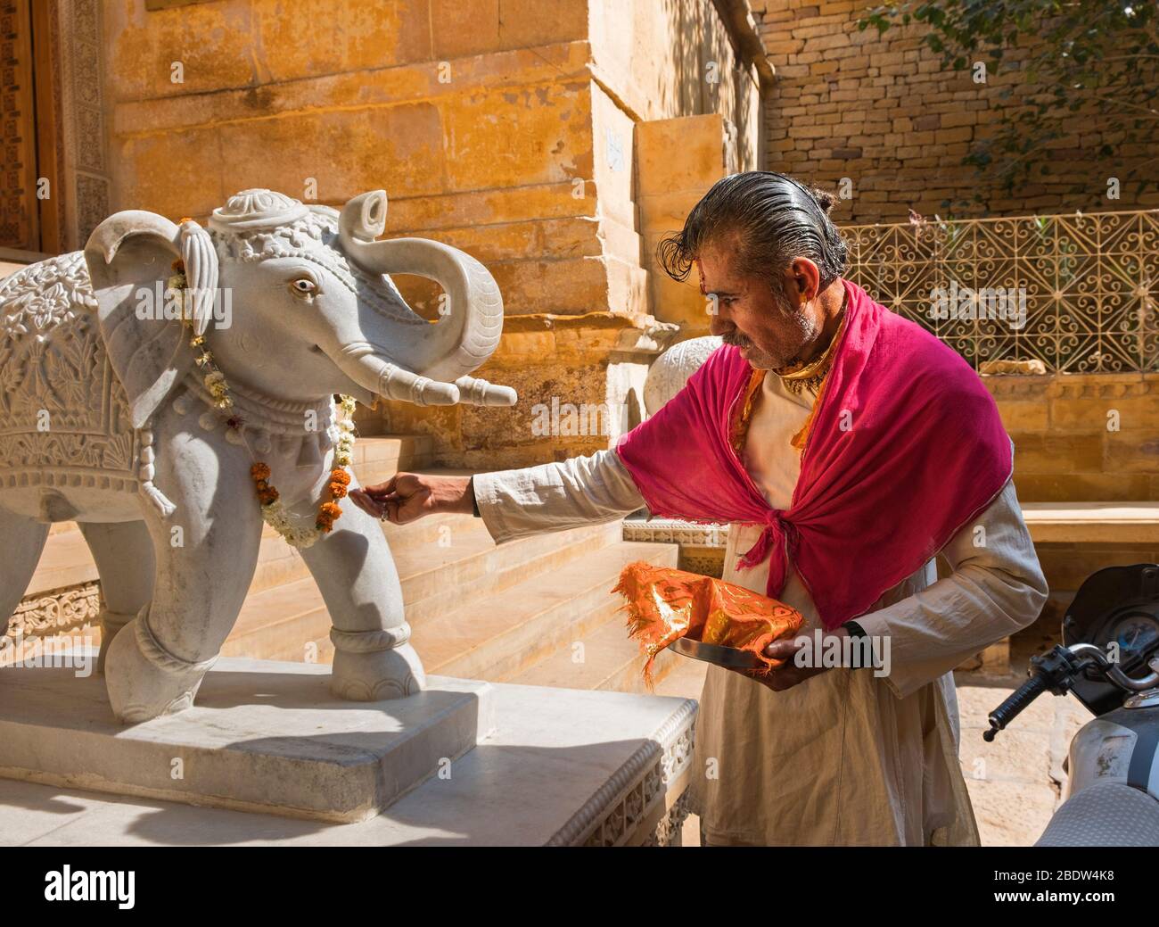 Temple prêtre et statue d'éléphant Laxminath Mandir Jaisalmer fort Rajasthan Inde Banque D'Images