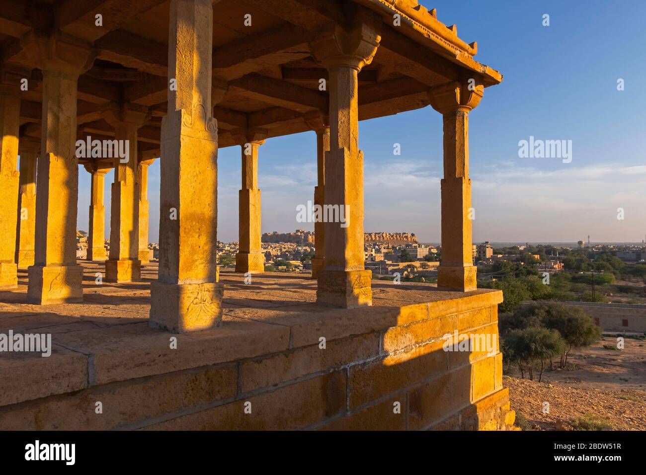 Vue sur le fort Jaisalmer de Vyas Chhatri cenographiques Sunset point Rajasthan Inde Banque D'Images