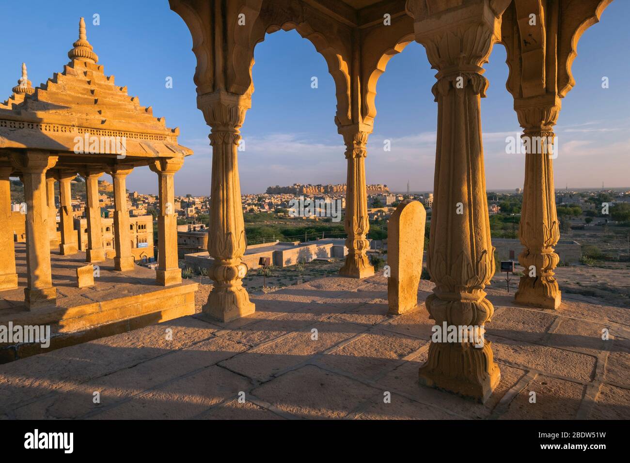 Vue sur le fort Jaisalmer de Vyas Chhatri cenographiques Sunset point Rajasthan Inde Banque D'Images