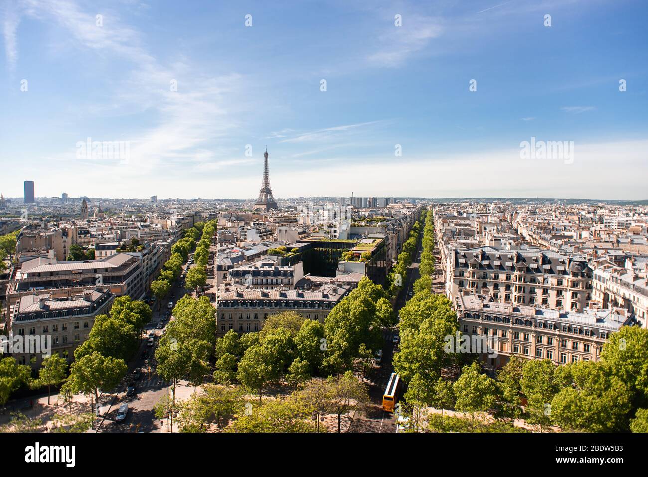 Vue panoramique magnifique de Paris avec la Tour Eiffel depuis le toit de l'Arc de Triomphe. Banque D'Images