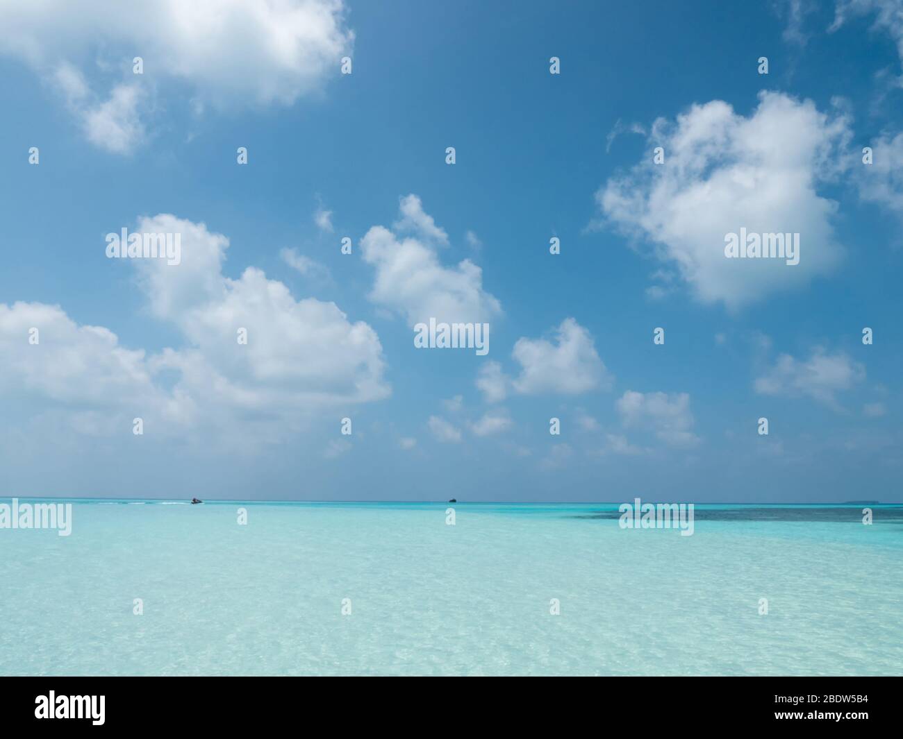 Panorama tropical des Maldives. Paysage idyllique sur l'île de Meeru avec ciel nuageux et océan Indien. Banque D'Images