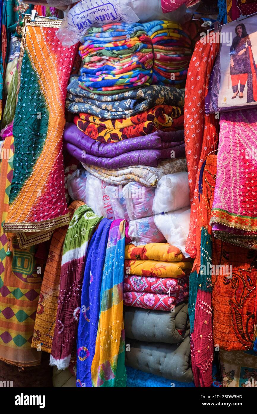 Vêtements colorés à vendre Jindani Chowk Jaisalmer Rajasthan Inde Banque D'Images