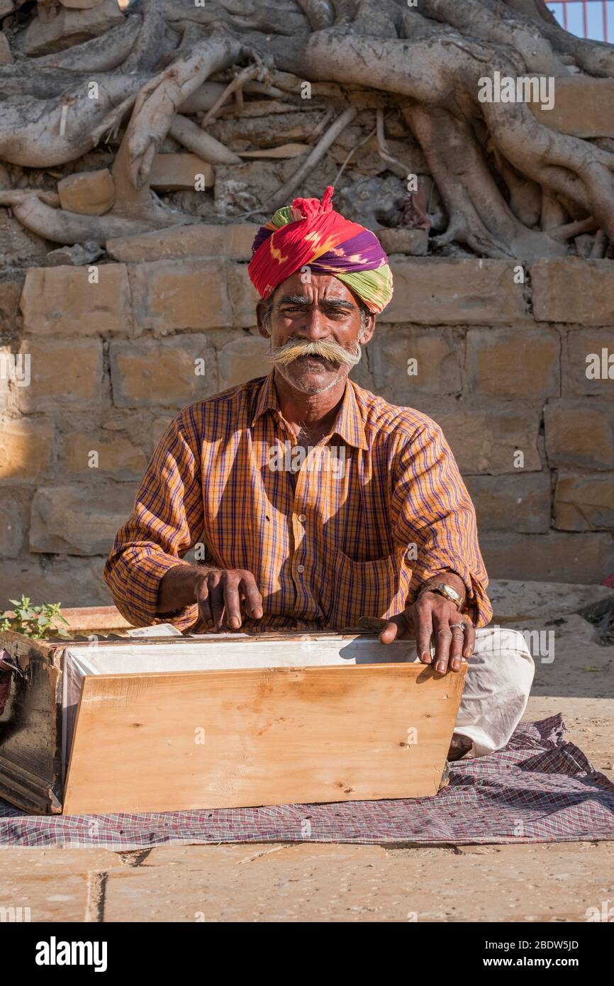 Musicien local au lac Gadisar Jaisalmer Rajasthan Inde Banque D'Images