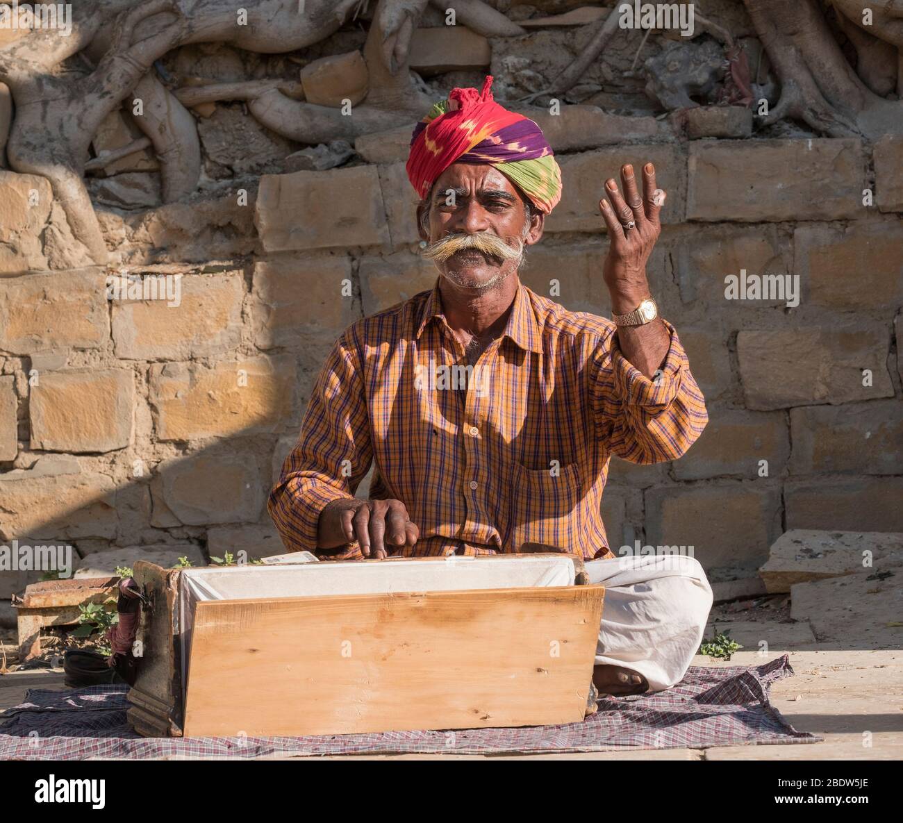 Musicien local au lac Gadisar Jaisalmer Rajasthan Inde Banque D'Images