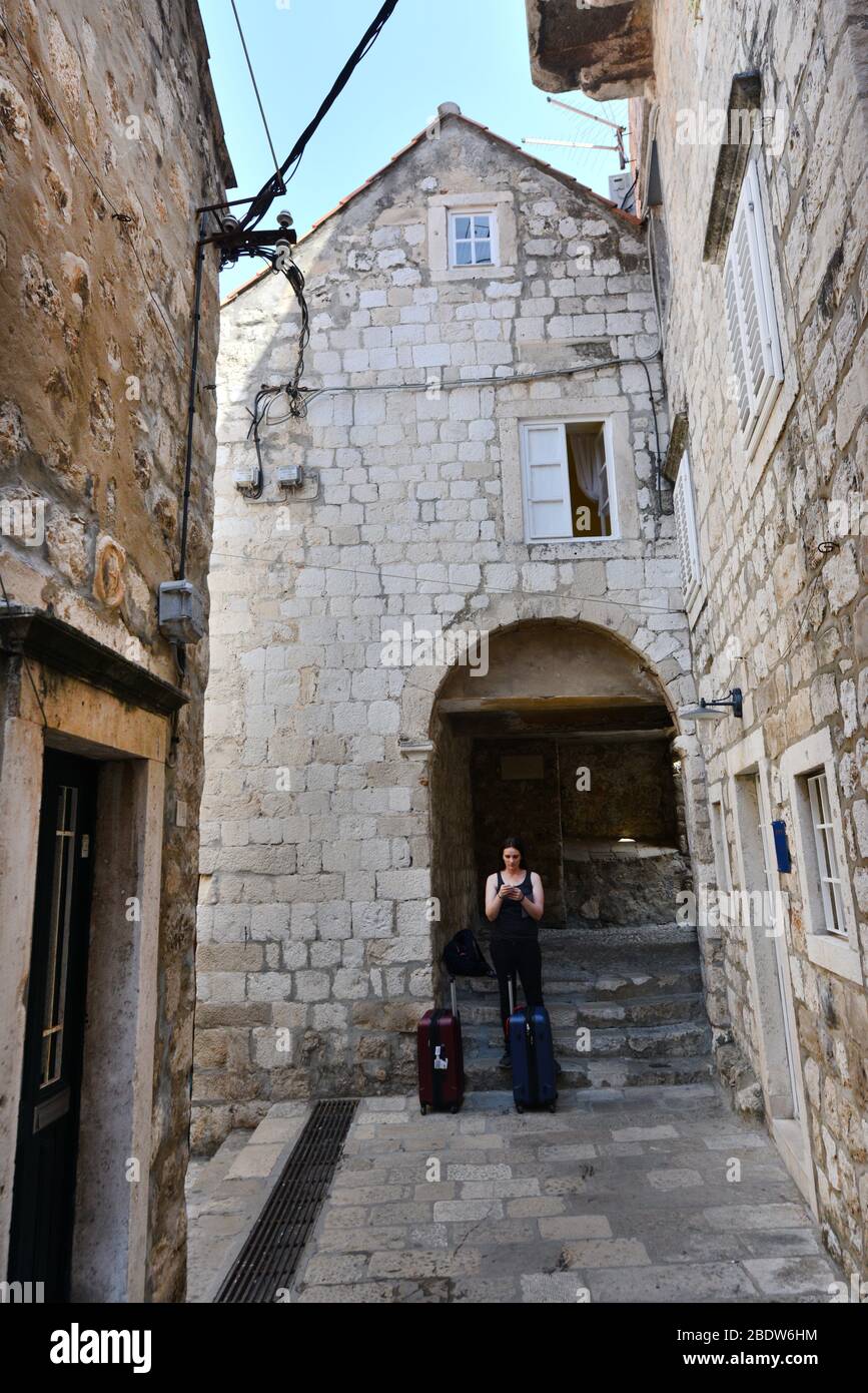 Marcher dans les rues étroites de la vieille ville de Dubrovnik, Croatie. Banque D'Images