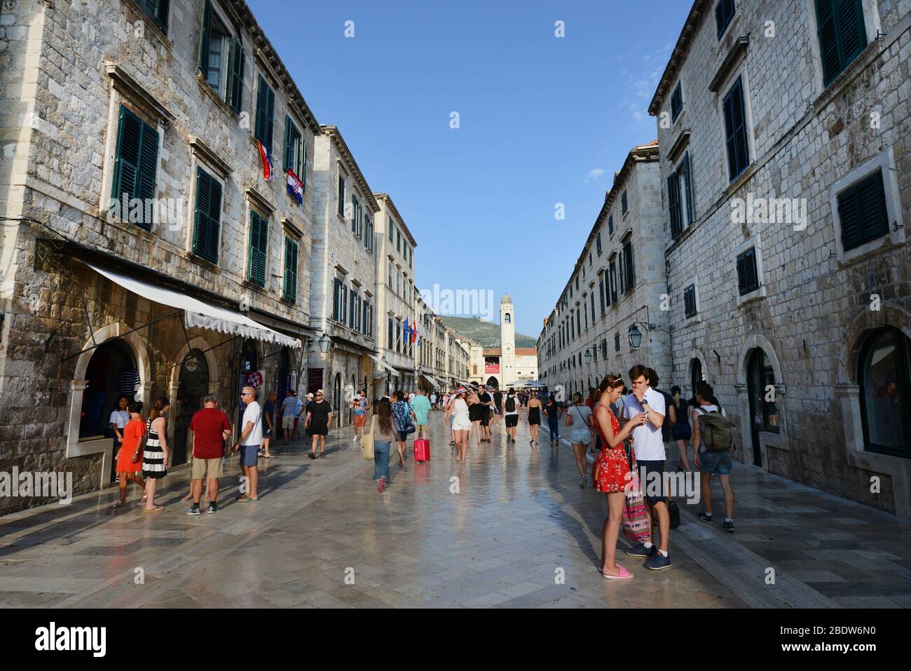 stradun est la rue principale de la vieille ville fortifiée de Dubrovnik, Croatie. Banque D'Images